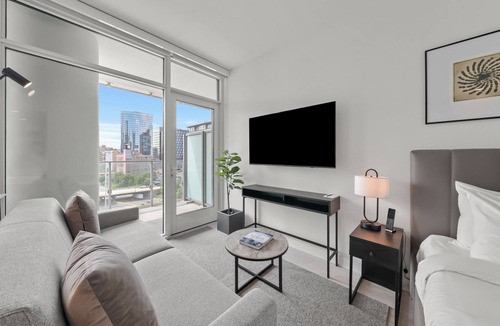 Downtown Chicago Hotel | Level Fulton Market - Open Concept studio with full kitchen and luxury bathroom