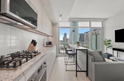 Downtown Chicago Hotel | Level Fulton Market - Open Concept studio with full kitchen and luxury bathroom
