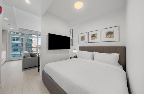 Downtown Chicago Hotel | Level Fulton Market - Open Concept studio with full kitchen and luxury bathroom