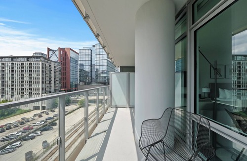 Downtown Chicago Hotel | Level Fulton Market - Open Concept studio with full kitchen and luxury bathroom