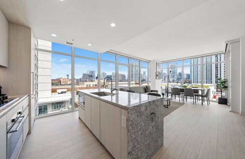 Downtown Chicago Hotel | Level - Fulton Market spacious 2 bedroom, 2 bath suite with full kitchen