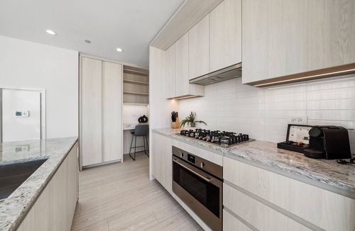 Downtown Chicago Hotel | Level - Fulton Market spacious 2 bedroom, 2 bath suite with full kitchen