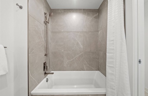 Downtown Chicago Hotel | Level - Fulton Market spacious 2 bedroom, 2 bath suite with full kitchen