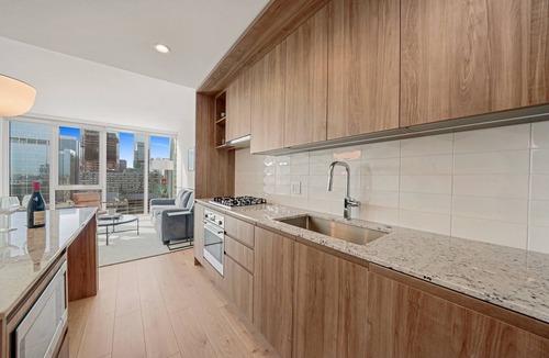 Downtown Chicago Hotel | Level River North - Spacious Executive Suite