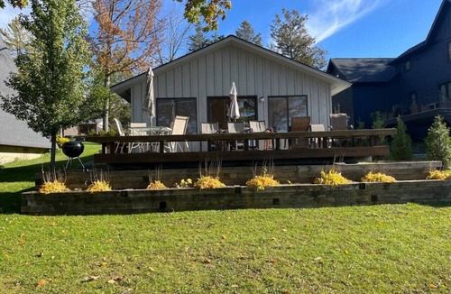 Skaneateles House | Level Skaneateles Lakefront Woodland Cottage