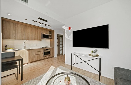 Downtown Chicago Hotel | Level studio suite with full kitchen and luxury bath