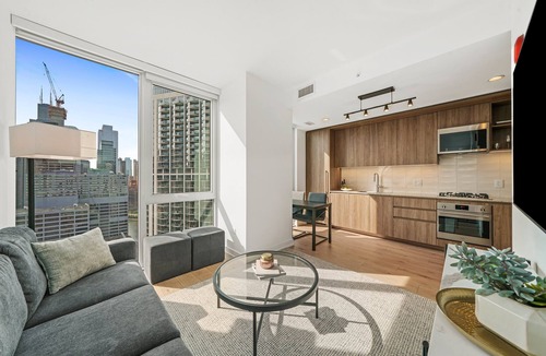 Downtown Chicago Hotel | Level studio suite with full kitchen and luxury bath