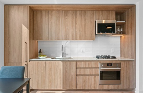 Downtown Chicago Hotel | Level studio suite with full kitchen and luxury bath