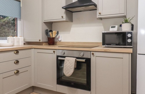 Garstang Cottage | LEVENSIDE, pet friendly, with open fire in Garstang