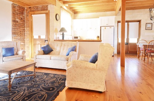 Warrnambool Cottage | Levys Beach Stone Cottage