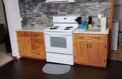 Lewellen House | Lewellen Escape- Two full baths and Pet Friendly!