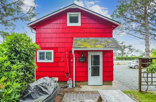 Downtown Cannon Beach House | Lewis Loft - Near Downtown & the Ocean!