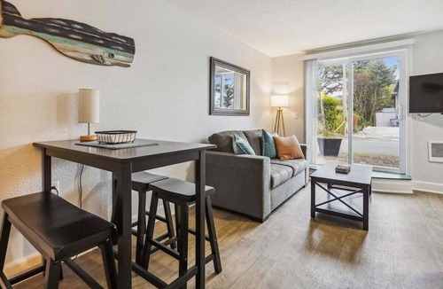 Downtown Cannon Beach House | Lewis Loft - Near Downtown & the Ocean!