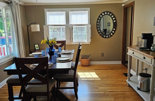 Lewiston House | Lewiston, NY. Premier Host! 5 mins. to Canada. 10 min. to Niagara Falls, NY!