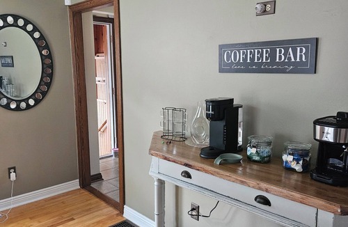 Lewiston House | Lewiston, NY. Premier Host! 5 mins. to Canada. 10 min. to Niagara Falls, NY!