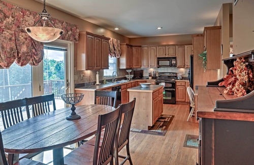 Beaumont Residential House | Lexington House w/Spacious Deck & Fireplace!