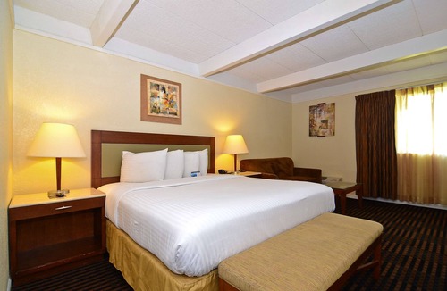 Elgin Hotel | Lexington Inn & Suites NW Chicago Elgin