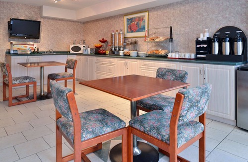 Windsor Hotel | Lexington Inn & Suites Windsor