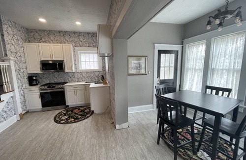 Walnut Street House | Lg Historic. 2 bulk MSU. Hammond. OTC. Downtown close