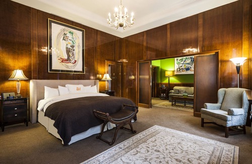 International District Hotel | LHotel Montreal