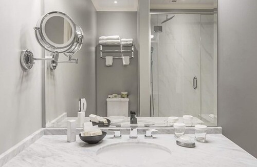 International District Hotel | LHotel Montreal