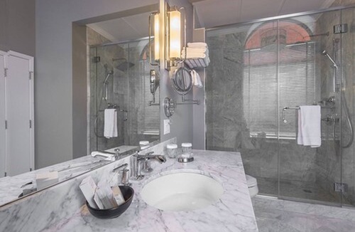 International District Hotel | LHotel Montreal