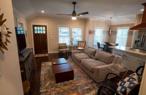 Greater Heights House | Li’l Blue Bungalow 2bd-2bath Sunset Heights