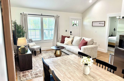 Lynchburg House | Liberty Cottage: Cozy 3BR/2BA home w/Deck & Huge Backyard- SLEEPS 6! UNBEATABLE LOCATION! Mins to Downtown, Mall, Dining & Trails. Quiet street, fully equipped kitchen & luxurious bedding. High-speed wifi. 3 streaming TVs. High-end comfort-low price!