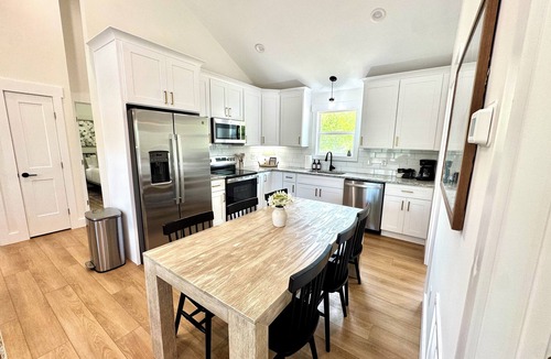 Lynchburg House | Liberty Cottage: Cozy 3BR/2BA home w/Deck & Huge Backyard- SLEEPS 6! UNBEATABLE LOCATION! Mins to Downtown, Mall, Dining & Trails. Quiet street, fully equipped kitchen & luxurious bedding. High-speed wifi. 3 streaming TVs. High-end comfort-low price!