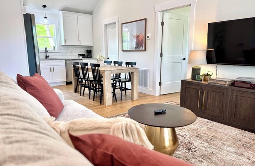 Lynchburg House | Liberty Cottage: Cozy 3BR/2BA home w/Deck & Huge Backyard- SLEEPS 6! UNBEATABLE LOCATION! Mins to Downtown, Mall, Dining & Trails. Quiet street, fully equipped kitchen & luxurious bedding. High-speed wifi. 3 streaming TVs. High-end comfort-low price!