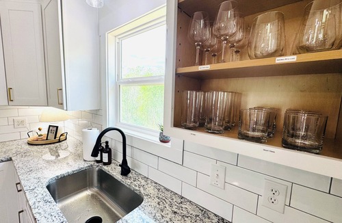 Lynchburg House | Liberty Cottage: Cozy 3BR/2BA home w/Deck & Huge Backyard- SLEEPS 6! UNBEATABLE LOCATION! Mins to Downtown, Mall, Dining & Trails. Quiet street, fully equipped kitchen & luxurious bedding. High-speed wifi. 3 streaming TVs. High-end comfort-low price!