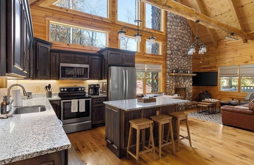 South Bloomingville House | Liberty Hill Cabin | Covered Firepit | Near Caves