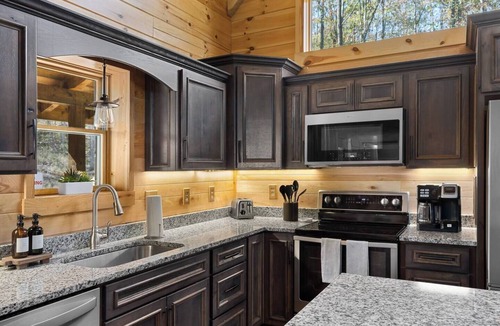 South Bloomingville House | Liberty Hill Cabin | Covered Firepit | Near Caves