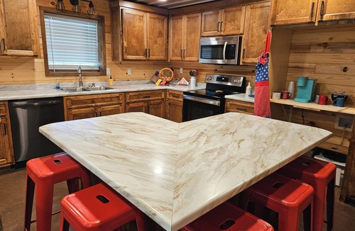 Bryant Cabin | LIBERTY LODGE - Beautiful 2-bed 2-bath Cabin in Bryant w/Fast WiFi & AC