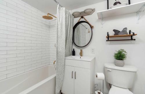 King West Village Apartment | Liberty Village Home 5 mins to Lakeshore!