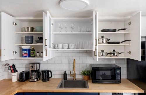 King West Village Apartment | Liberty Village Home 5 mins to Lakeshore!