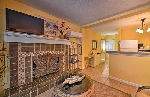 Sarasota Apartment | Lido Key Hideout w/Patio & Yard + Walk to Beach!