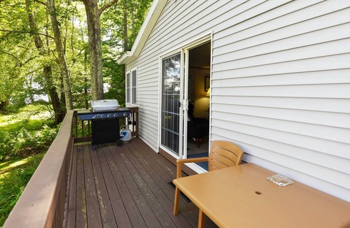 Winthrop Cottage | Life on the Lake with Private Dock & Fire Pit!