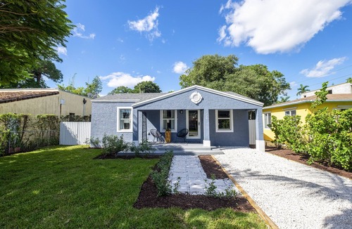 Tarpon River House | Life's a Beach! 3BR - 6 bds - 2 bths + Jacuzzi!