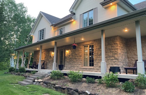 Lac-des-Seize-Iles Ski Chalet | Life-size