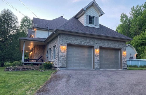 Lac-des-Seize-Iles Ski Chalet | Life-size