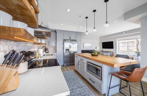 Park Point Condo | Lift Bridge Beach Access Condo 713-1