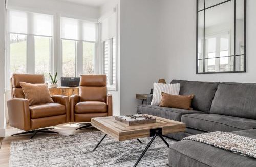 The Blue Mountains House | Lift Side Luxury Newly renovated walk to village