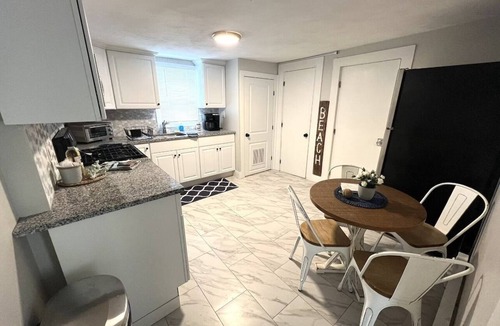 Hampton Apartment | Light and airy First floor 3-bedroom apartment by Hampton Beach