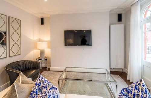 Ravenscourt Park Apartment | Light and Airy, Central Three Bed Flat