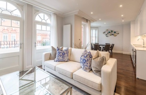 Ravenscourt Park Apartment | Light and Airy, Central Three Bed Flat
