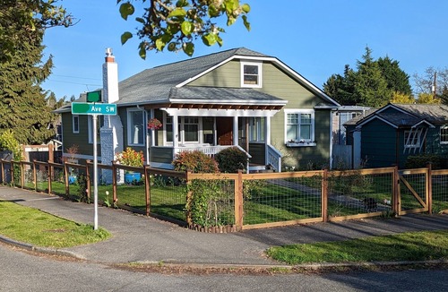 Fairmount Park House | Light and bright 2 bedroom daylight basement apartment