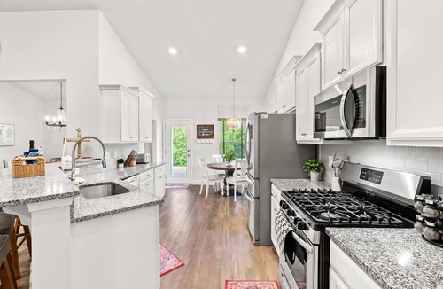 Red Hill House | Light & Bright 3BR | Golf Resort | Near Beach