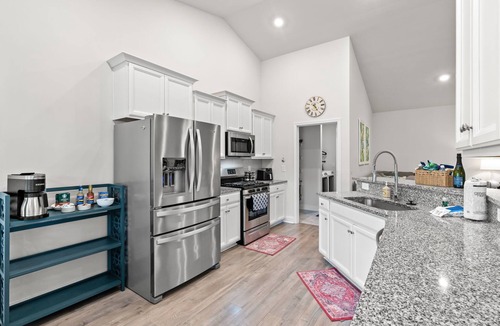Red Hill House | Light & Bright 3BR | Golf Resort | Near Beach