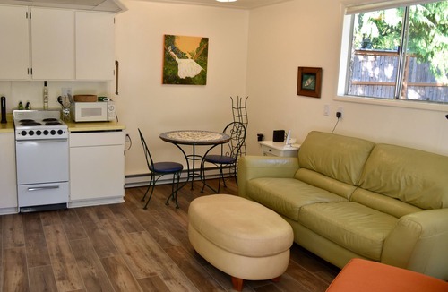 Gold Beach Cottage | Light, Bright and Cozy with River Views and Access